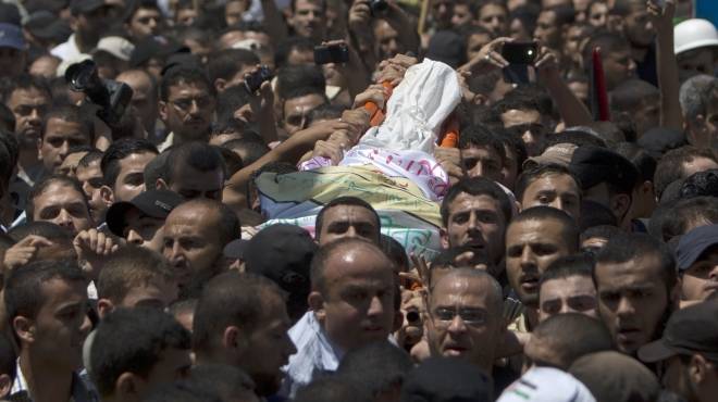 آلاف الفلسطينيين يشيعون جنازة 