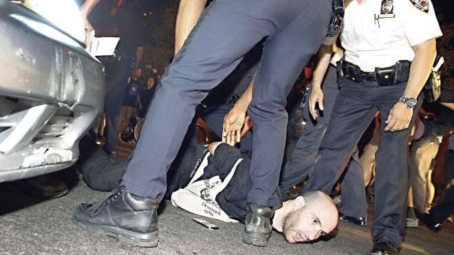 شرطى أمريكى يصف المتظاهرين فى «فيرجسون» بـ«الكلاب المسعورة»
