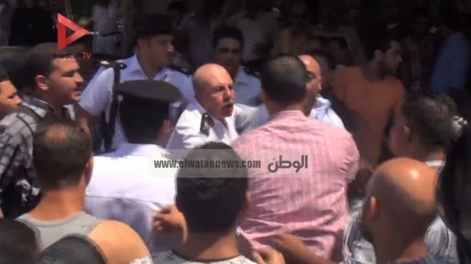 بالفيديو| مدير أمن القاهرة يتدخل لفض مشاجرة بين بائع في 