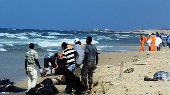 بالصور| العثور على جثث أفارقة غارقة أثناء هروبهم إلى أوروبا بالشواطئ الليبية
