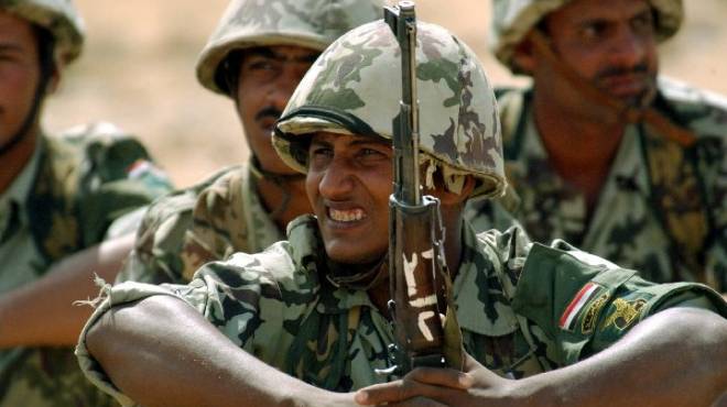 عميد متقاعد بالجيش الإماراتي: أتشرف بتنظيف سلاح أي جندي مصري