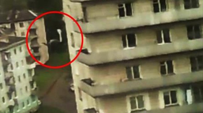 بالفيديو والصور| لص روسي يلقى حتفه إثر تعلقه بسلك هاتف على ارتفاع 30 مترا