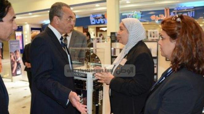 بالصور| وزير الطيران يتفقد خدمات الركاب بمطار القاهرة الدولي