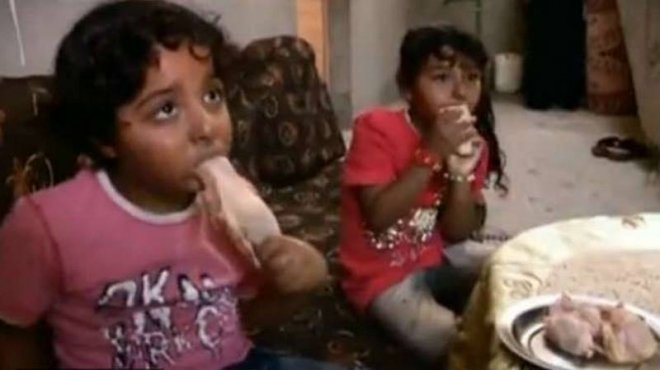 بالفيديو | طفلان يأكلان لحوم البشر في مصر