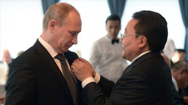 بالصور| رئيس منغوليا يمنح بوتين قلادة الانتصار على اليابان في 