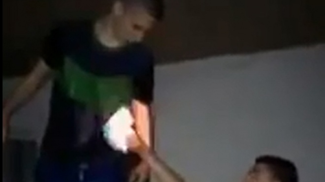  بالفيديو| شاب يستخدم النار بدلا من الماء في تحدي 