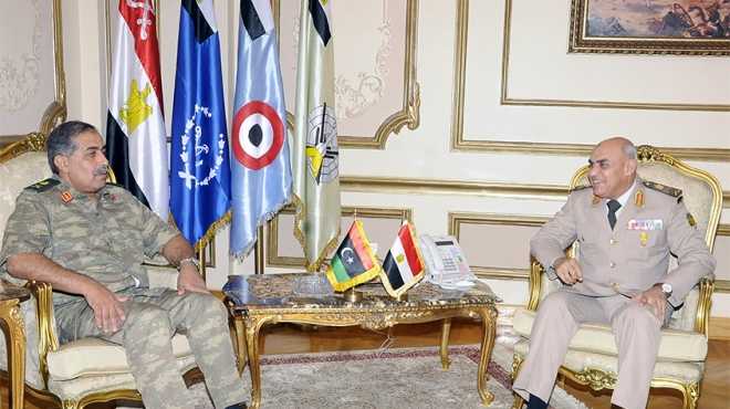 وزير الدفاع يبحث مع رئيس أركان الجيش الليبي تأمين الحدود الغربية