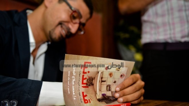 بالصور| محمد البدري يحتفل بتوقيع 