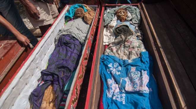 بالصور| قرية إندونيسية تعيد الموتى إلى الأرض مرة كل عام