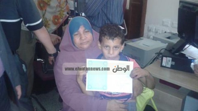 ضرير ومسنة وطفل فى طابور «شهادات القناة»: «عايزين فتح حساب لدعم الكهرباء»