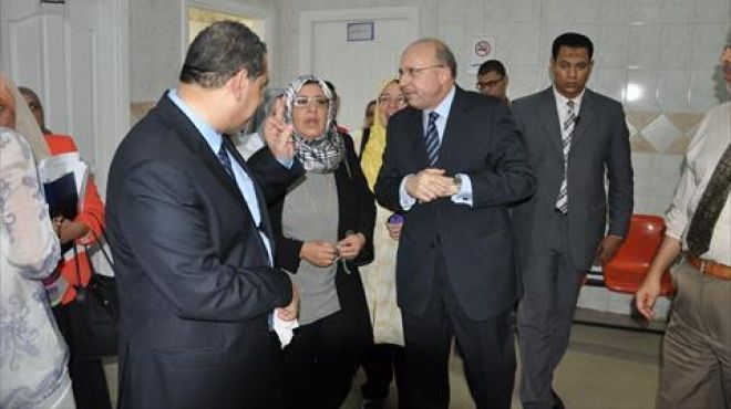 وزير الصحة يكرم مدير مستشفى 