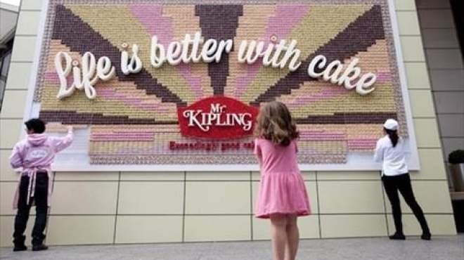 بالصور| أكبر محلات المخبوزات في بريطانيا تصنع لوحة عملاقة من الكيك كنوع من الدعاية