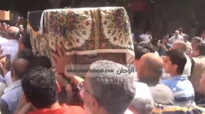 المئات يشيعون الكاتب أحمد رجب إلى مثواه الأخير بمسقط رأسه بالإسكندرية