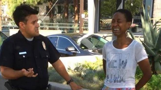الشرطة الأمريكية تلقي القبض على ممثلة من أصل إفريقي.. والتهمة: تقبيل زوج أبيض