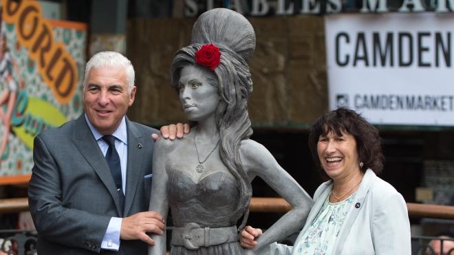 إزاحة الستار عن تمثال المغنية الراحلة إيمي واينهاوس في لندن