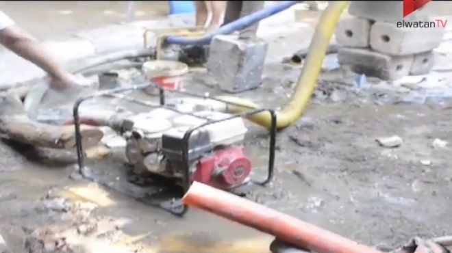 بالفيديو| شفط المياه من مستشفى بولاق الدكرور بعد أن أغرقته 