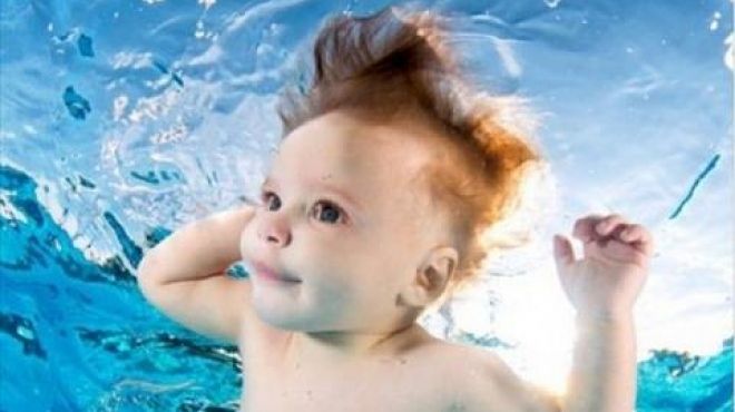 بالصور| مصور أمريكي يلتقط صورا لأطفال تحت الماء