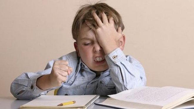 7 أعراض تشير لمعاناة الأطفال من نقص الانتباه أثناء المذاكرة