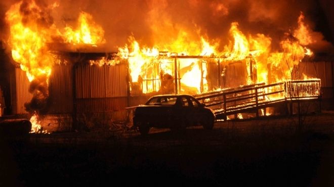  السيطرة على حريق هائل في مخزن ثلاجات ومنزل بالمنصورة دون خسائر في الأرواح 