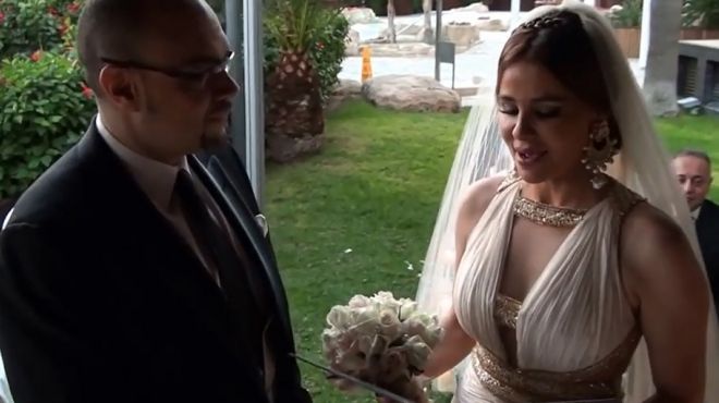 بالفيديو| كارول سماحة بالفستان الأبيض بعد مرور 10 أشهر على زفافهما