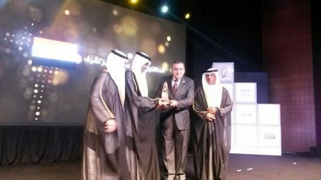 بالصور|  البحرين تمنح عصام شرف جائزة العمل التطوعي