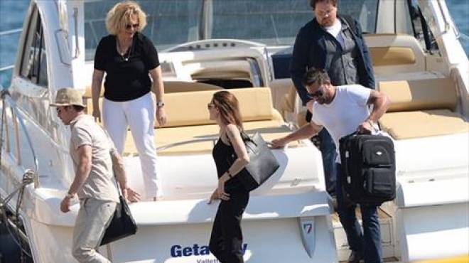 بعد زواجها من براد بيت.. أنجلينا جولي تهرب إلى سفينة بحرية
