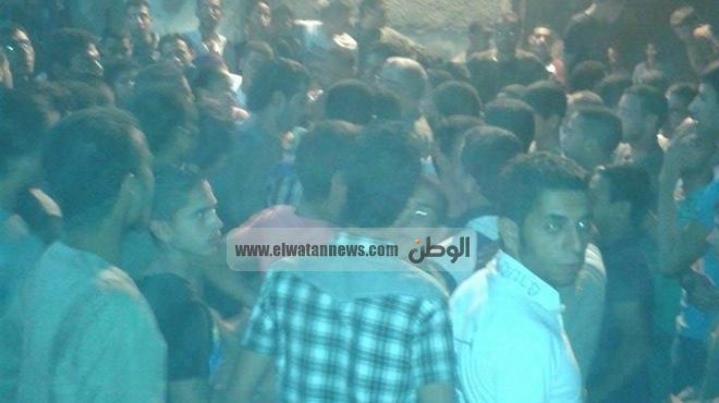 تجمهر أهالي شهيد الأمن الوطني أمام مستشفى منيا القمح لاستلام الجثمان
