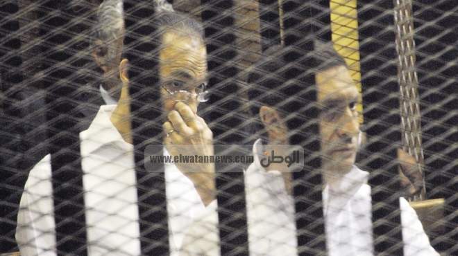 علاء وجمال مبارك يقبلان رأس والدهما بعد الحكم بـ