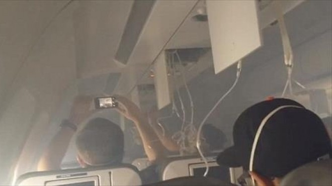 بالفيديو والصور| راكب يرصد لحظات مرعبة داخل طائرة أمريكية احترق محركها في الجو