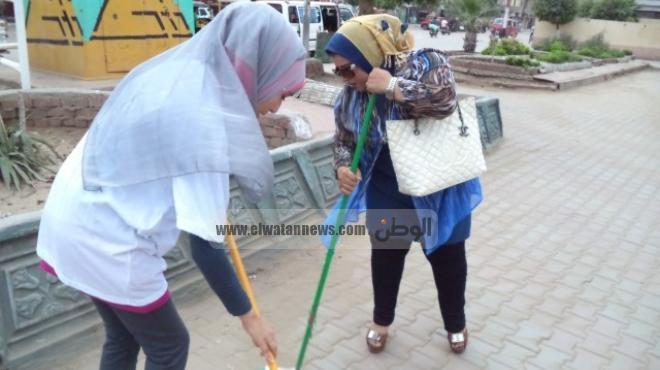 بالصور| مبادرة شبابية بتنظيف شوارع وميادين المحلة وسط ترحيب من الأهالي 