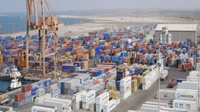 تكدس 400 شاحنة بميناء سفاجا بعد وقف السفر إلى ميناء ضبا السعودي