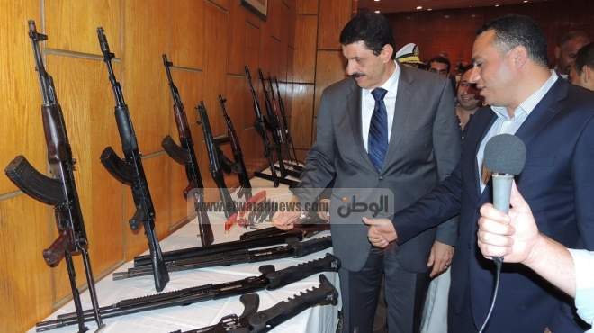 كبار عائلات الصعيد بالإسكندرية يسلمون 25 قطعة سلاح غير مرخص