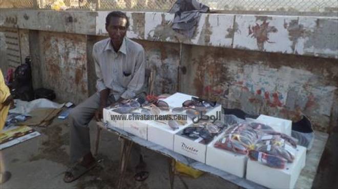 سودانى يبيع نظارات فى إمبابة: دى آخرة اللى يزور دول «الربيع العربى»