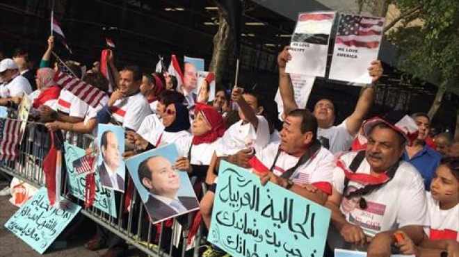 خالد أبوبكر: 3 آلاف مصري موجودون أمام مقر إقامة السيسي في نيويورك