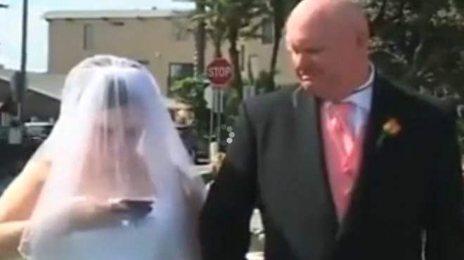 بالفيديو| عروس تفاجأ بأنها في حفل زفافها