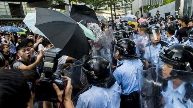 انسحاب شرطة مكافحة الشغب من شوارع هونغ كونغ بعد سيطرة المتظاهرين