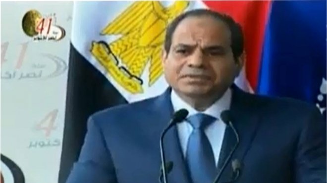 السيسي يأمر قائد الطابور بأداء التحية العسكرية للشعب المصري 