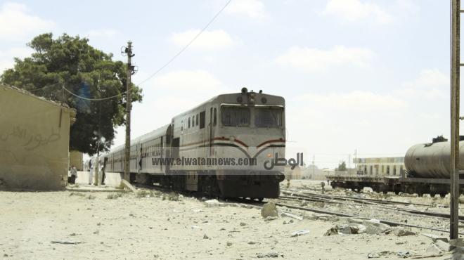 مجهولون ينزعون مسامير فلنكات خط قطارات 