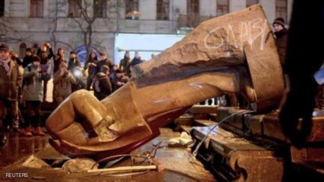 معارضو روسيا يعرضون أنف وأذن تمثال 