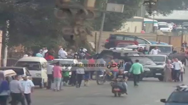 بالفيديو| ضابط يضرب متحرشا بوسط البلد ليجبره على ركوب 