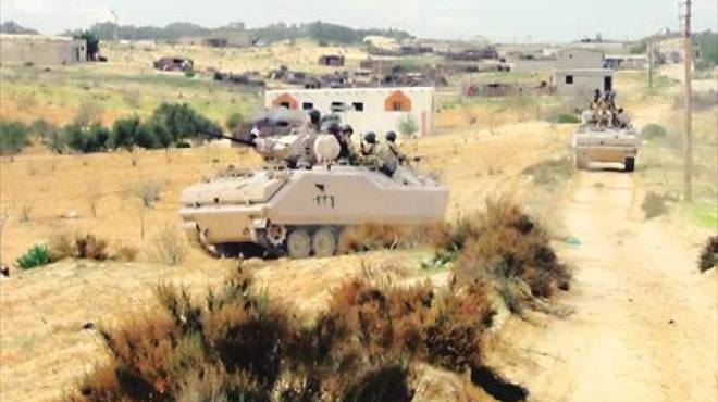 الآليات العسكرية تمشط الطريق بين الشيخ زويد ورفح