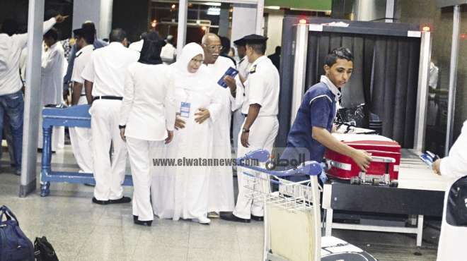 راكب يخفي 1390 شريط دواء للضغط داخل 3 أجهزة ريسيفر بمطار القاهرة