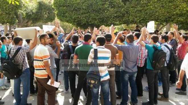 طلاب الإخوان يتظاهرون في