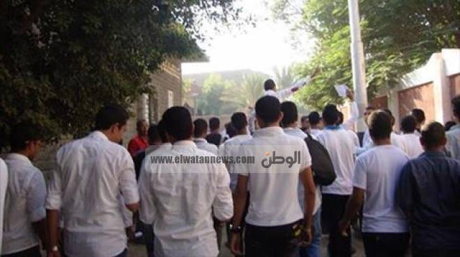 العشرات من طلاب الإخوان ينظمون تظاهرة بجامعة الفيوم