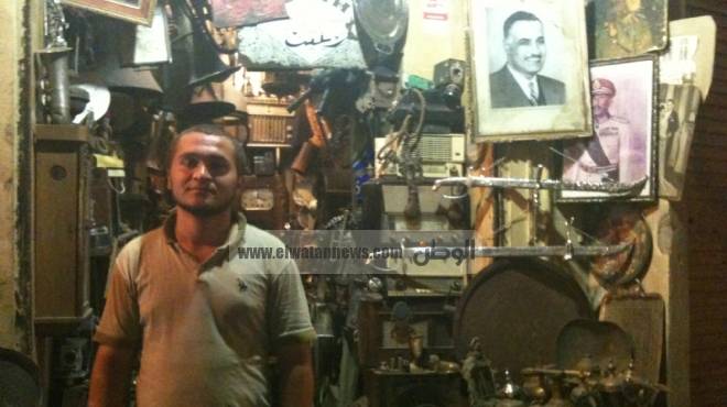 أصغر بائع أنتيكات فى شارع المعز: الثورة جعلتنى أعيش فى جلباب أبى