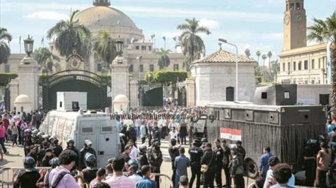 خبراء المفرقعات يمشطون محيط تفجير جامعة القاهرة بالكلاب البوليسية 