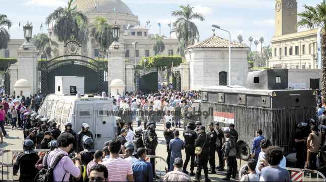 إجراءات أمنية مشددة بجامعة القاهرة.. وقوات الشرطة تكثف من تواجدها