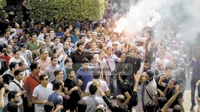طلاب الإخوان يشعلون الشماريخ في جامعة القاهرة متجهين نحو 