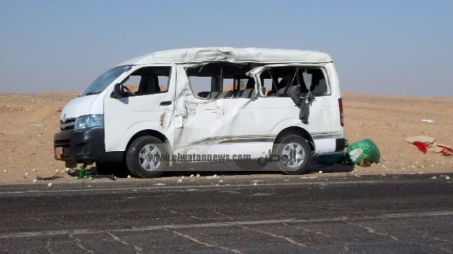 بالصور| إصابة 7 في انقلاب سيارة ميكروباص على طريق 
