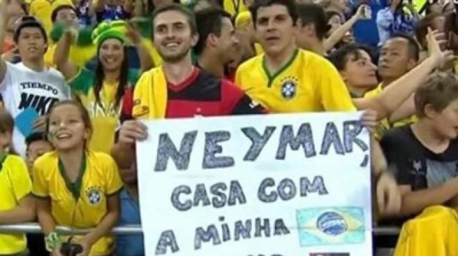 بالصور| مشجع برازيلي يعرض على 